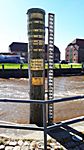 Der Pegel am Alten Hafen von Tönning zeigt den Wasserstand diverser Sturmfluten. 